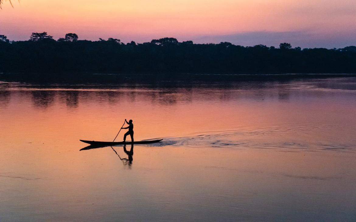 Pirogue au coucher du soleil, Réserve Dzanga-Sangha, République Démocratique du Congo