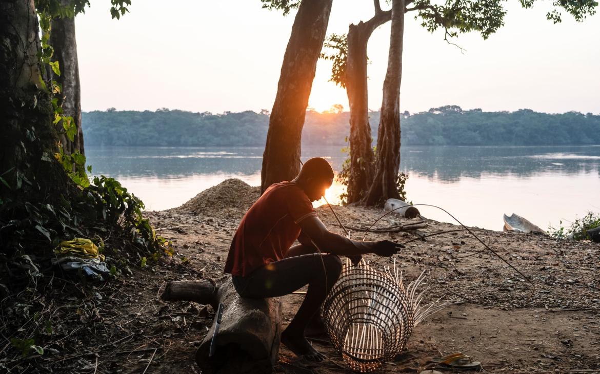 Un employé d'un écolodge qui prépare un filet de pêche, République Démocratique du Congo