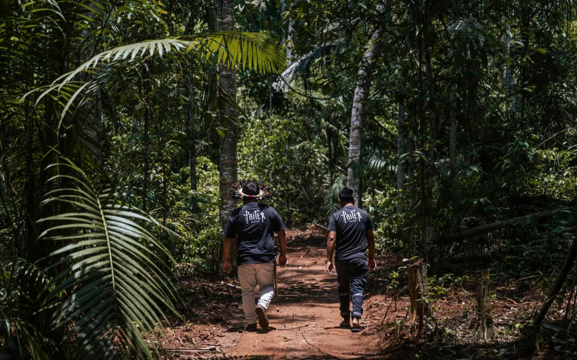 Membres du peuple Paiter Suruí lors d’un suivi environnemental à Lapetanha, sur la Terre Indigène Sete de Setembro, Brésil