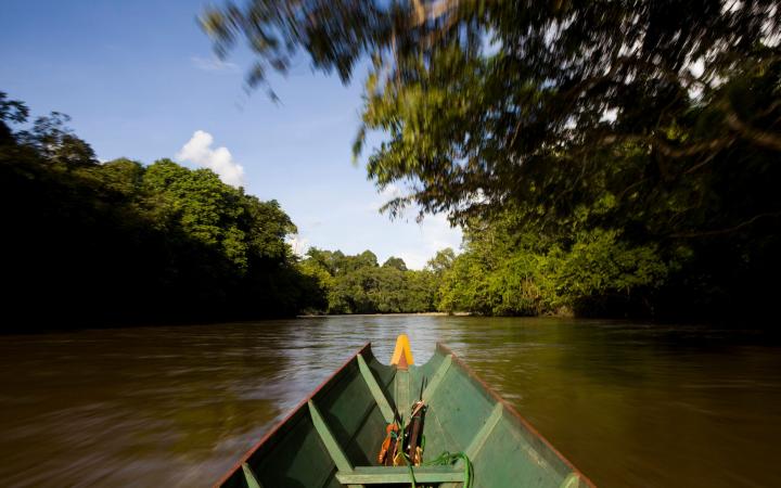 Pirogue sur l'eau à Long Isun, East Kalimantan (Bornéo)