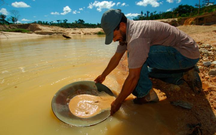 Chercheur d'or dans la forêt amazonienne