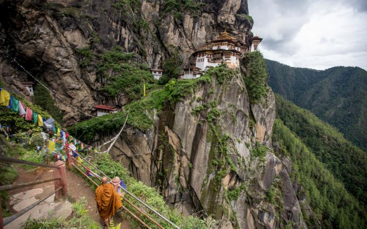 Un moine bouddhiste de Thaïlande en pèlerinage au monastère de Taktsang, Paro, au Bhoutan