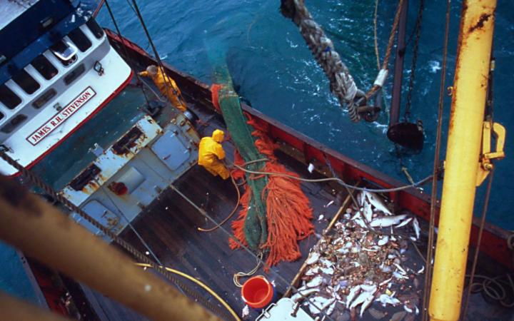 Un bateau de pêche utilisant un chalut profond remonte ses filets dans l'océan Atlantique Nord