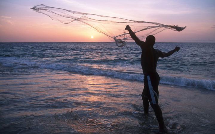 Pêcheur jetant son filet au Gabon