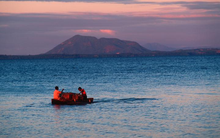 Deux enfants pêchant sur l'île de Nosy Komba (Madagascar)