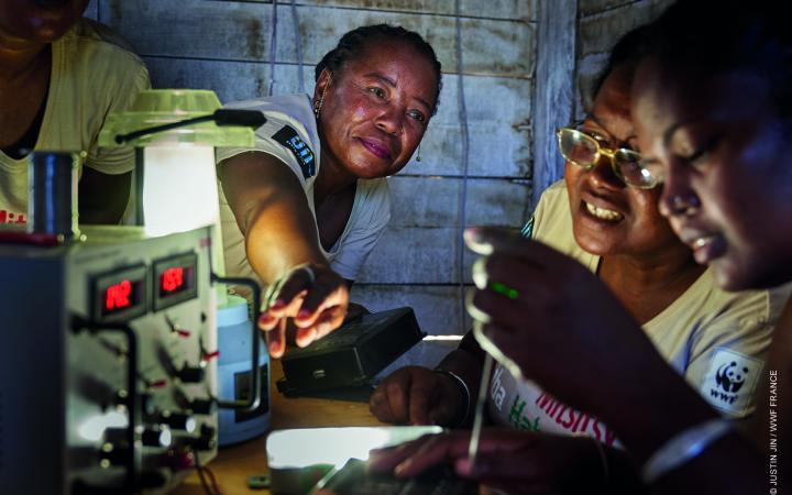 Les grands-mères "solaires" travaillent à l'installation de batteries, de régulateurs et lampes LED