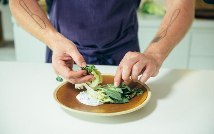 Florent Ladeyn prépare la recette de laitue poêlée et son yaourt au chèvre aromatisé aux herbes