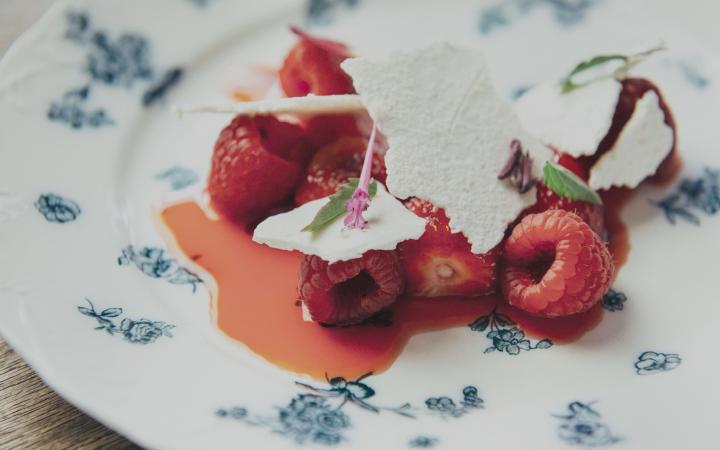 Recette de fraises à l'agastache et son croustillant meringué