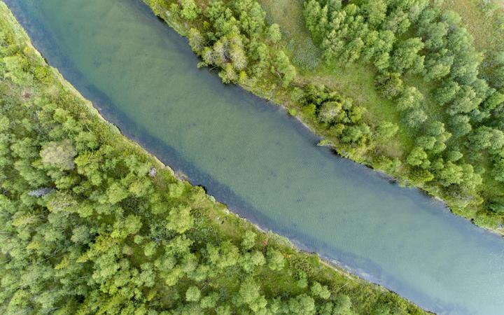 Vue aérienne d'une rivière