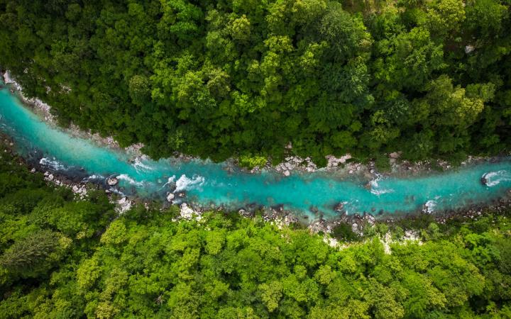 Vue aérienne de la rivière Soca, Slovénie