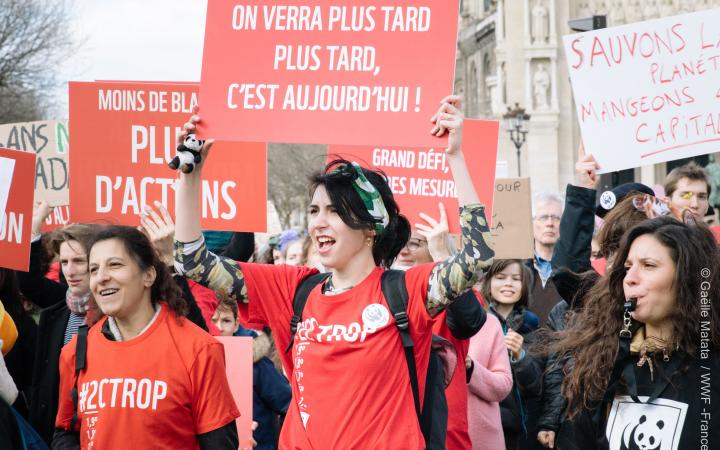 Des citoyens participent à la Marche du siècle à Paris