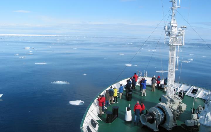 Un bateau dans la baie de Baffin entre l'Arctique et le Canada
