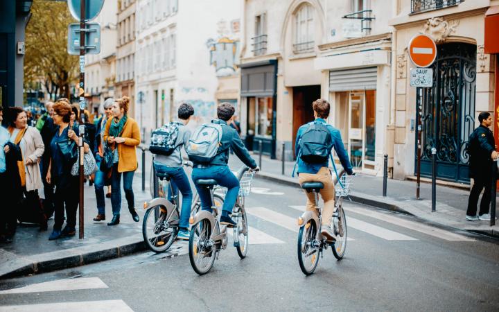 Trois jeunes se déplacent en vélo en ville