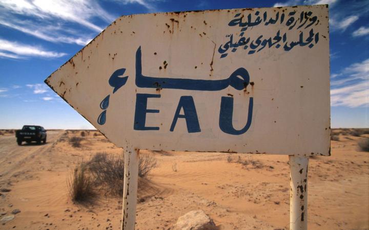 Un signe d'orientation vers un point d'eau dans le désert en Tunisie