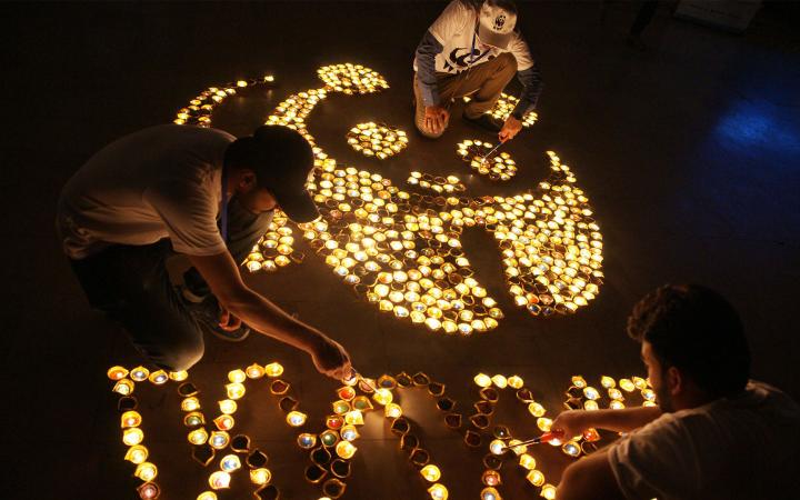 Des personnes allument des bougies à l'occasion d'Earth Hour 