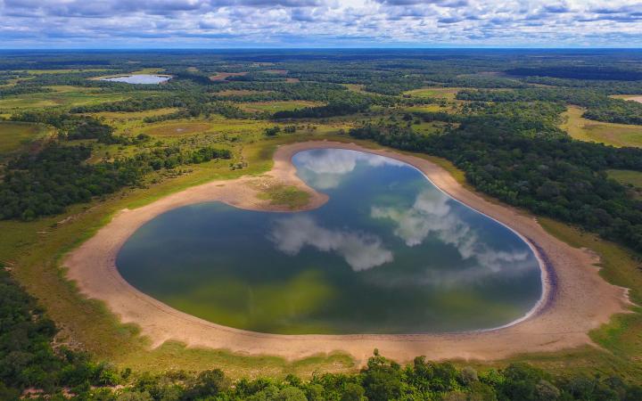 Vue aérienne d'un lac en forme de coeur au Brésil.