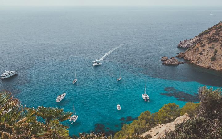 Des yachts et voiliers mouillent dans une crique en Méditerranée