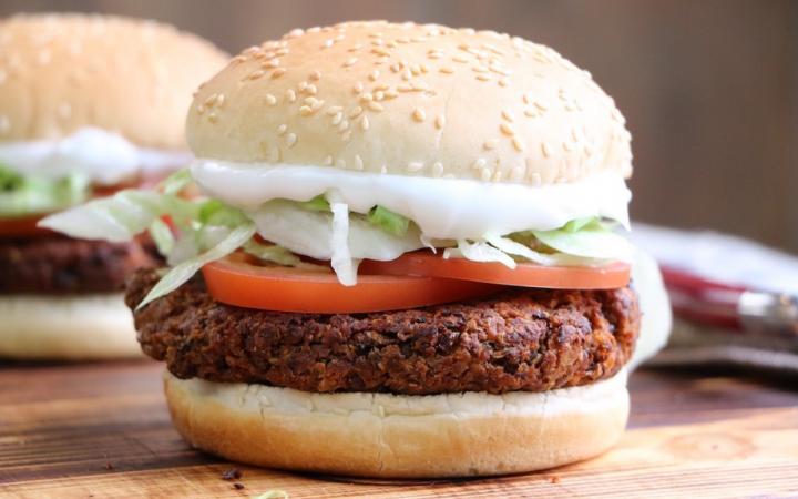 Recette végétarienne de burger aux haricots noirs