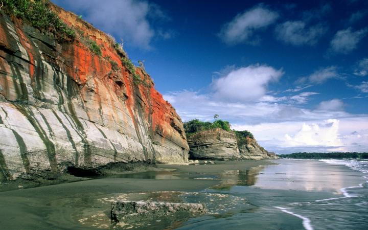 falaises sur les côtes de la baie de Málaga, dans l'écorégion de Chocó, Colombie