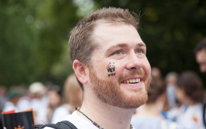 Homme avec logo WWF lors de la marche pour le climat à New York en 2014