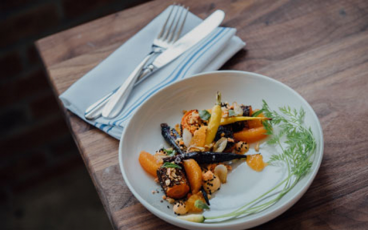 Plat cuisiné carottes dans une assiette blanche