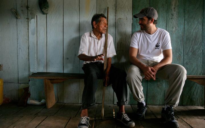 Salarié WWF avec un local d'une communauté de la rivière Tigre, affluent de l'Amazone, Loreto, Pérou