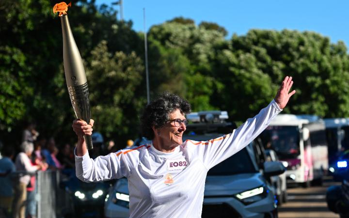 Isabelle Autissier qui porte la flamme olympique 