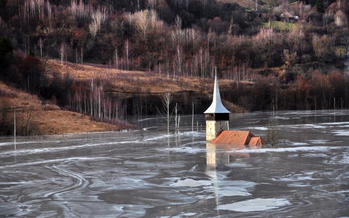 Ancien village et clocher englouti sous l'eau 