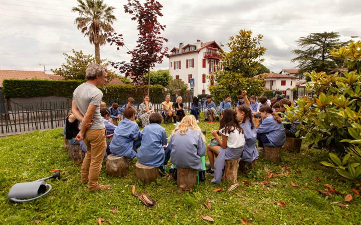 École - classe dehors - enfants / enseignants