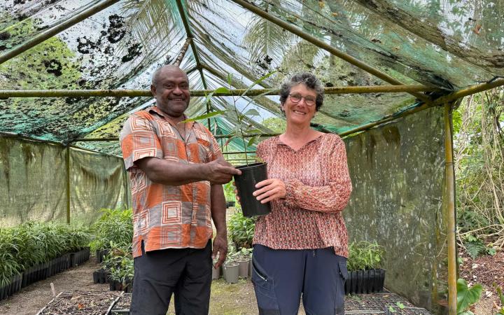 Isabelle Autissier visite les pépinières communautaires de la tribu de Gööpâ