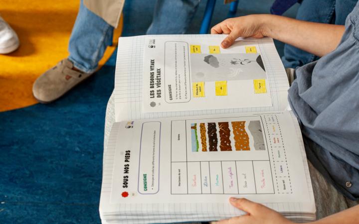 Enfant en classe - lis sa leçon