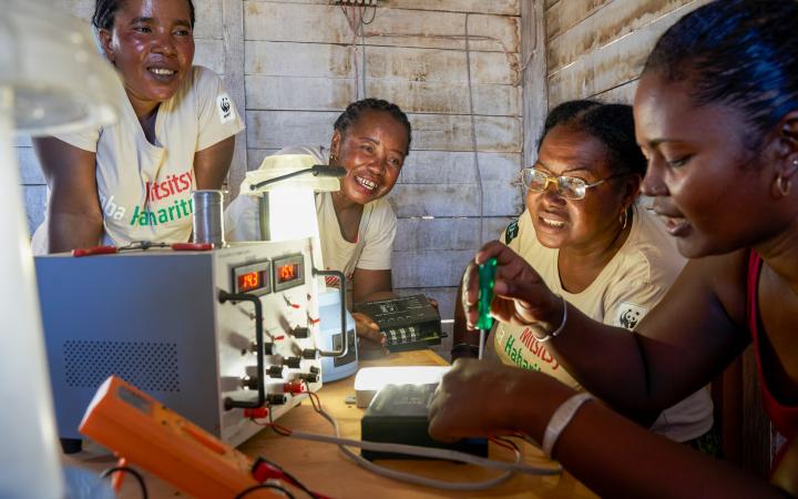 "Solar Mamas" réparent les lampes solaires à Madagascar