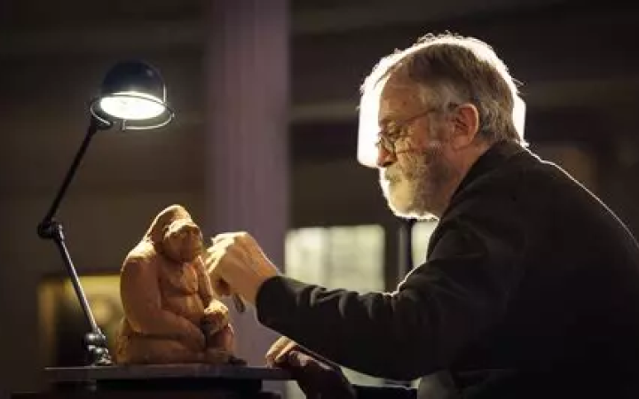 Michel Bassompierre dans son atelier