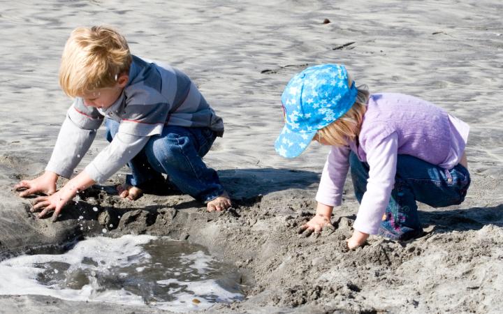 Deux enfants qui jouent sur la plage