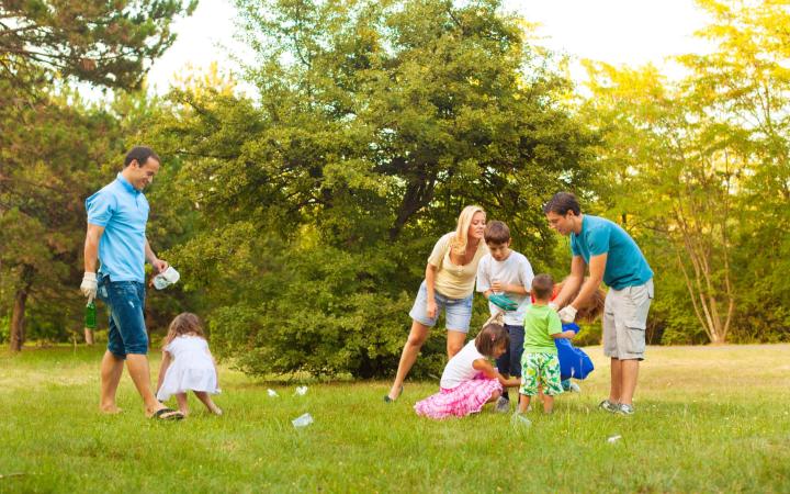 Famille qui ramasse des déchets dans la nature