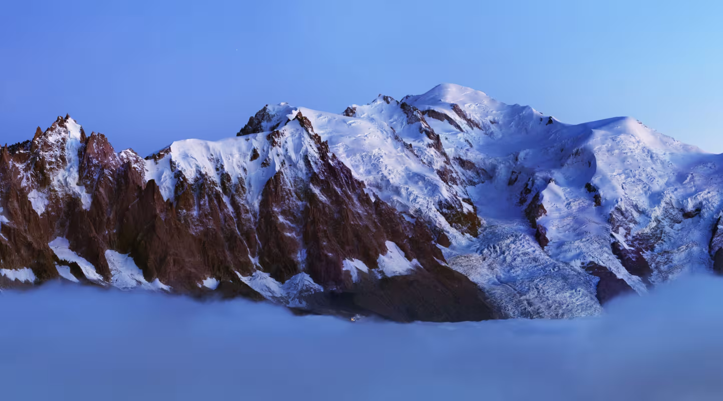 Aiguilles de Chamonix avec le Mont Blanc (4 810 m) au crépuscule, Haute‑Savoie, France