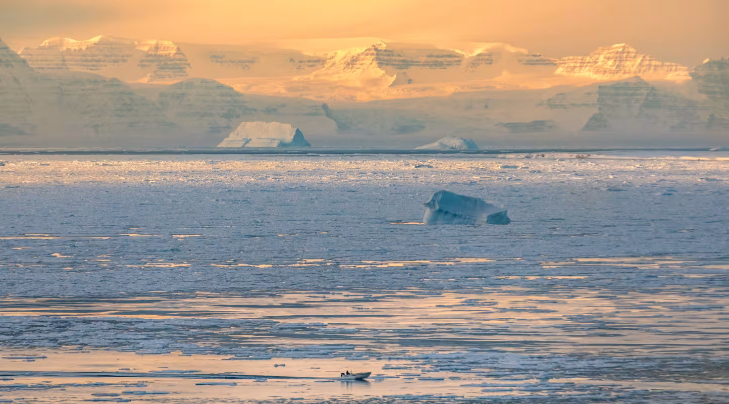 À Ittoqqortoormiit, au Groenland, la banquise se forme de plus en plus tard sous l’effet du changement climatique