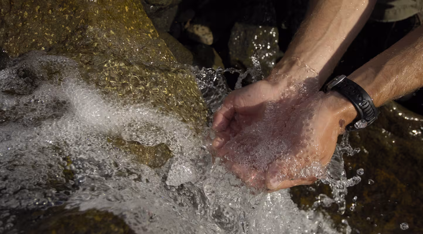Eau pure d’un ruisseau de montagne à Kebnekaise, en Laponie suédoise