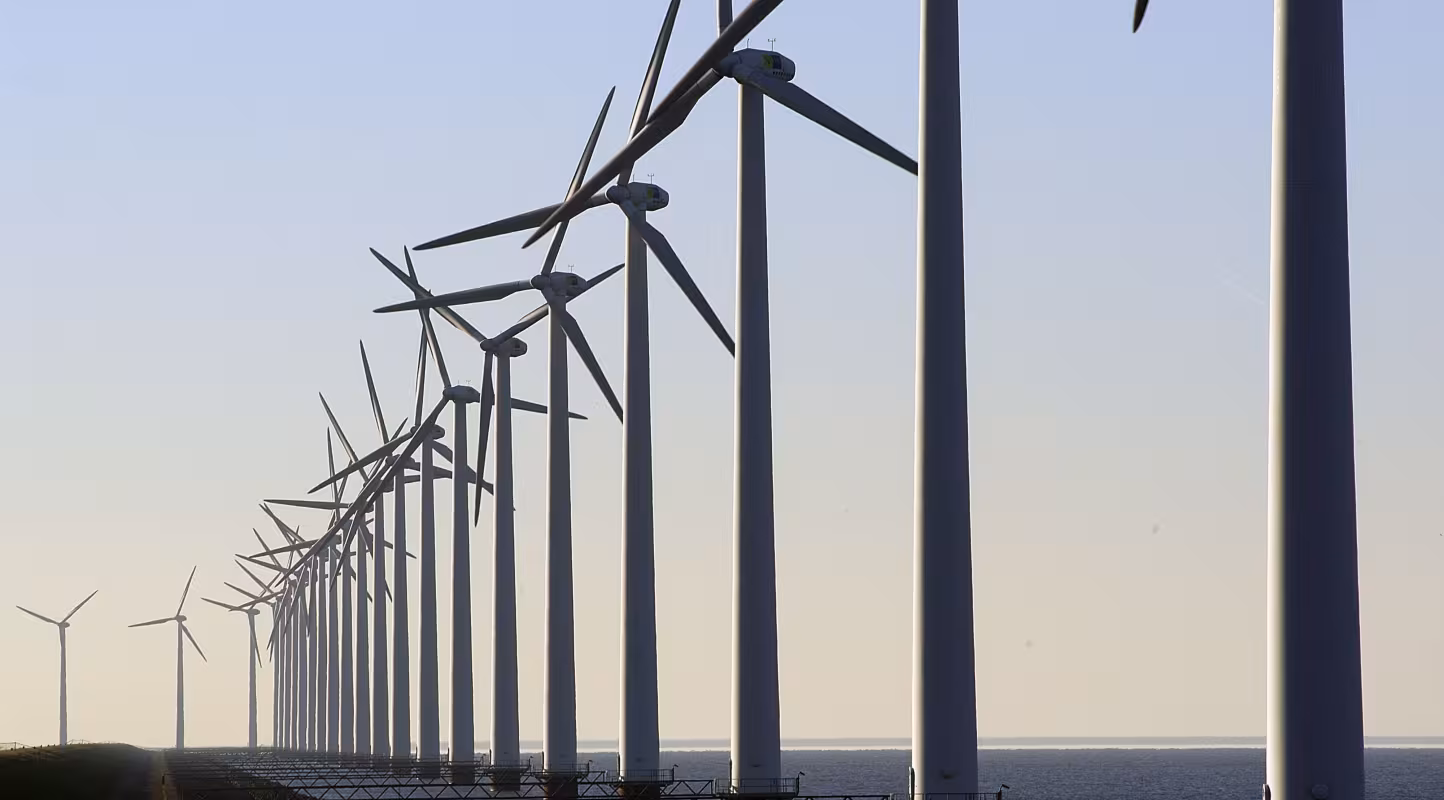 Éoliennes près de la côte de la mer du Nord, aux Pays-Bas