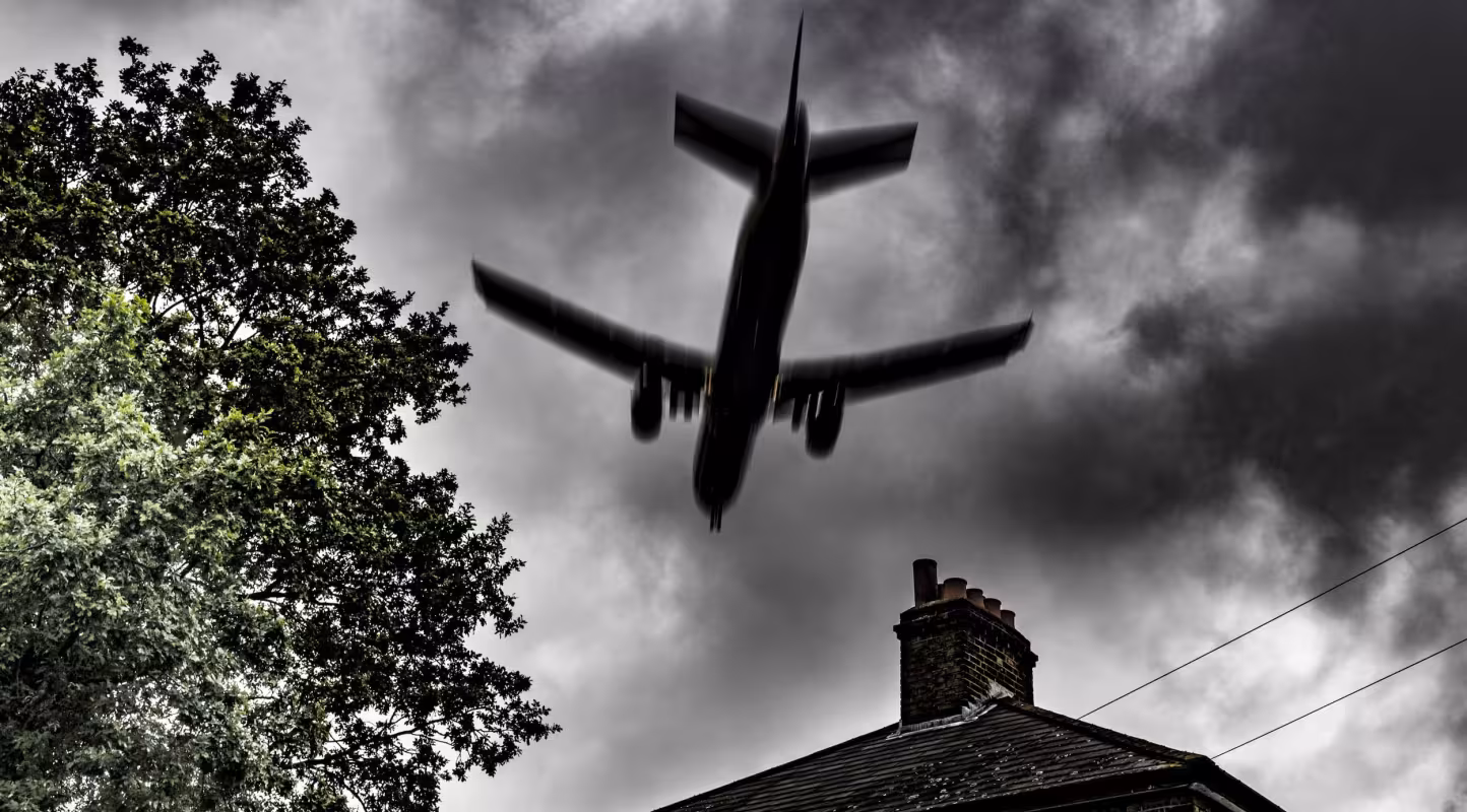 Un avion s'apprête à atterrir près de Heathrow, à Londres.