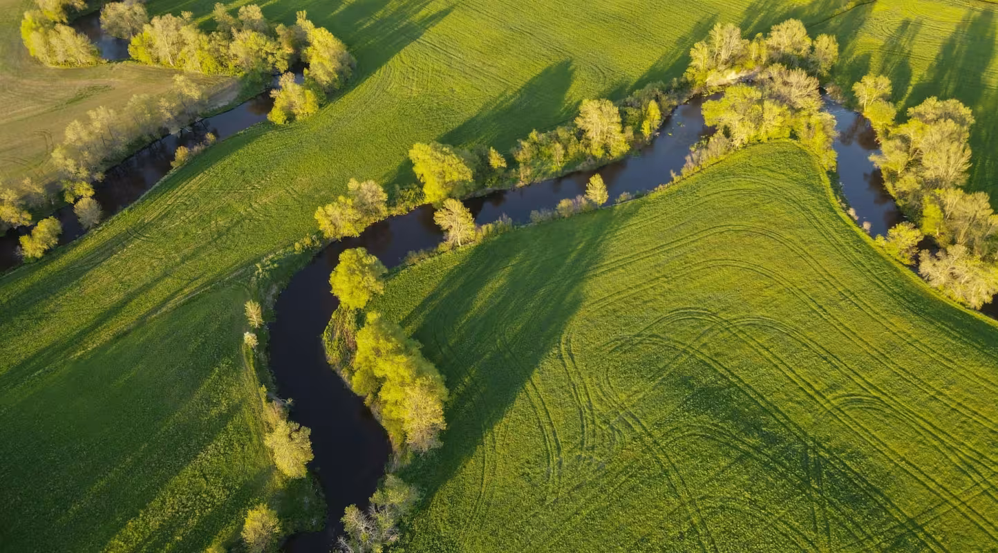 Vue du ciel champ prairie rivière - Lab Transition Nature