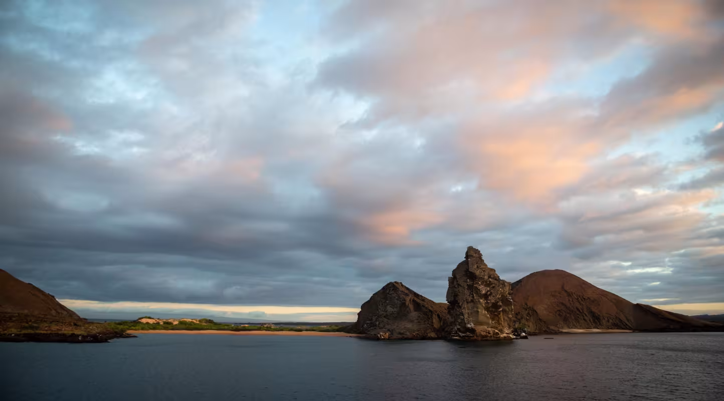 Côte de l’île Baltra et tour de cendres, îles Galápagos, Équateur.