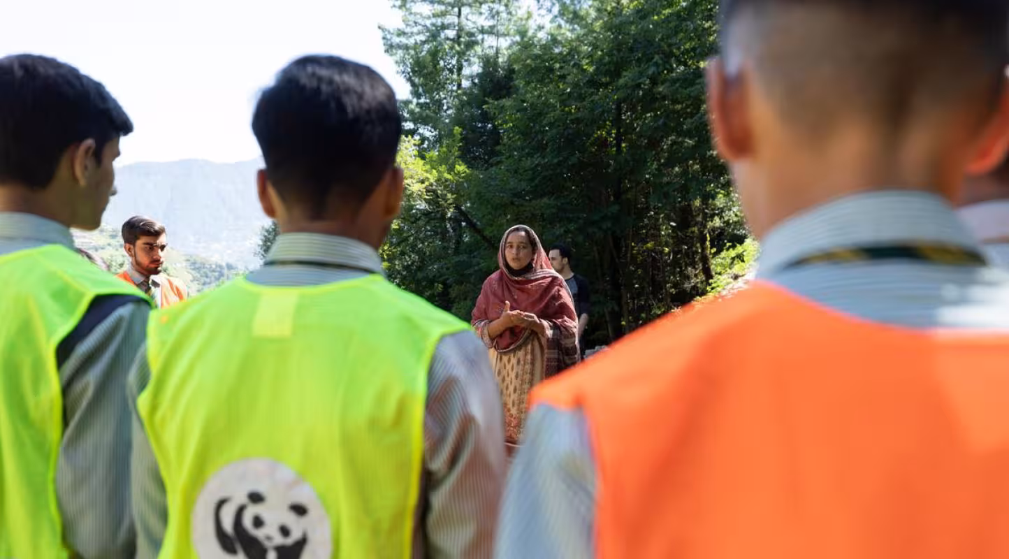 Equipe WWF Pakistan écoutant les habitants