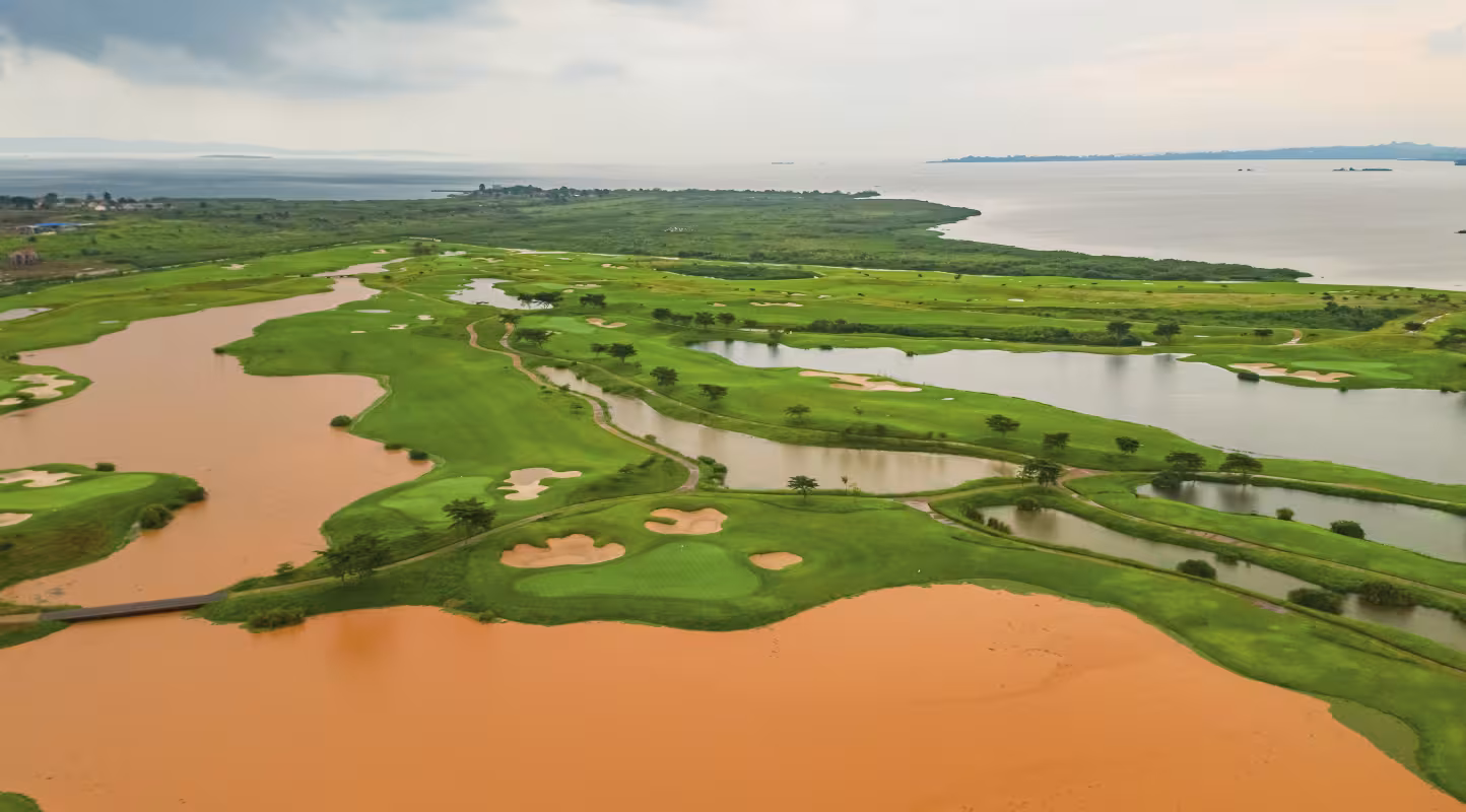 Vue aérienne du parcours de golf de Lake Victoria Serena, un 18 trous installé sur les rives du lac.