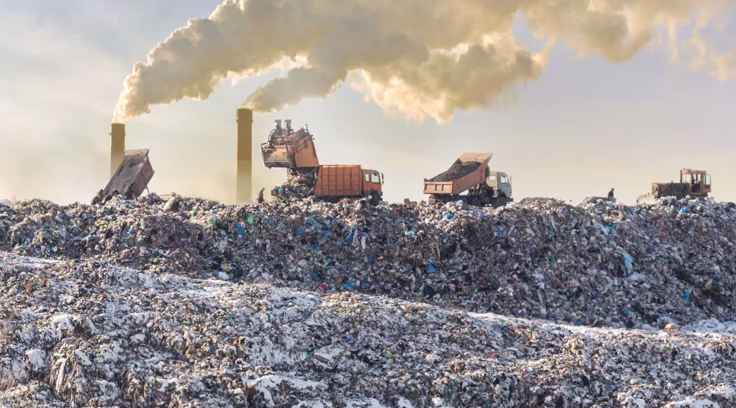 Déchargement de déchets dans une vaste décharge à ciel ouvert