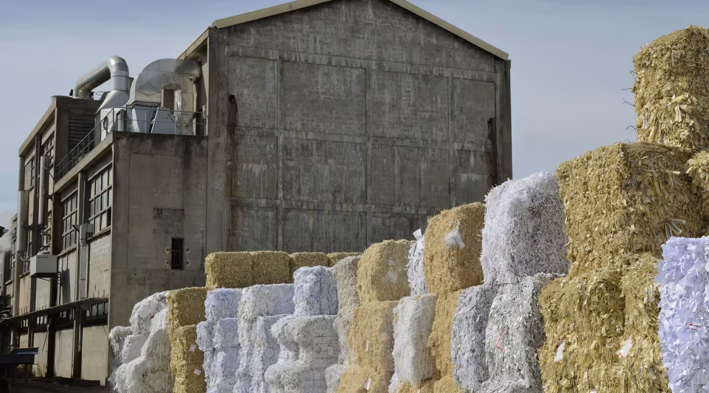Stock de papier pour le recyclage dans une papeterie en France 