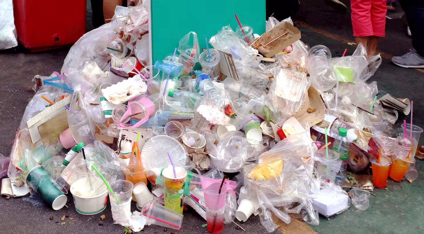 Un amas de déchets plastiques