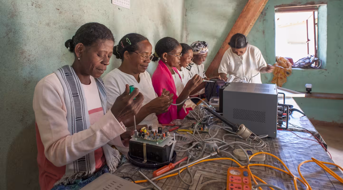 Des grands-mères malgaches réparent des lampes solaires à Iavomanitra dans le cadre du projet avec le Barefoot College (Madagascar)