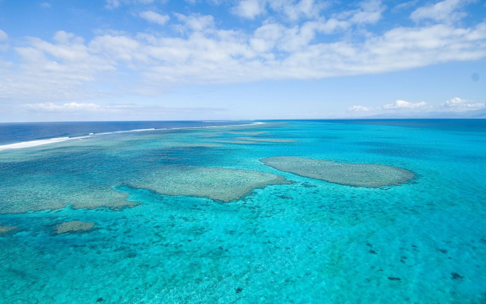 Vue aérienne d'un récif corallien en Nouvelle-Calédonie