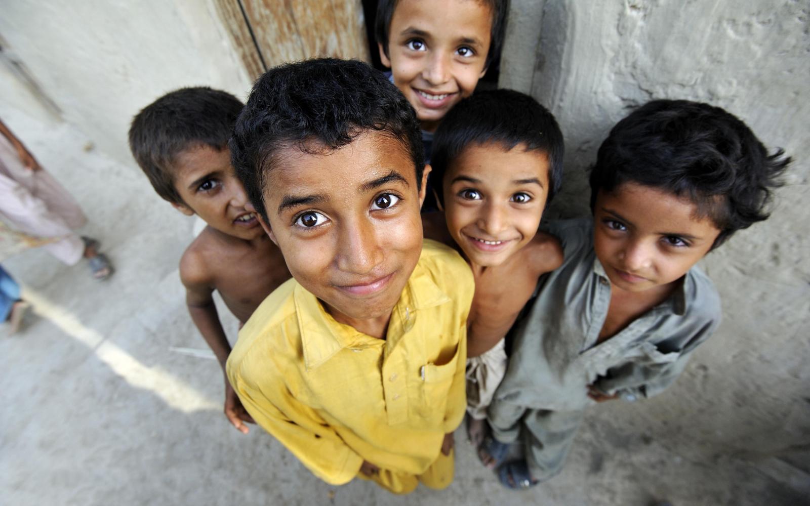 Des enfants du village de Moza Sabgogat (Pakistan)